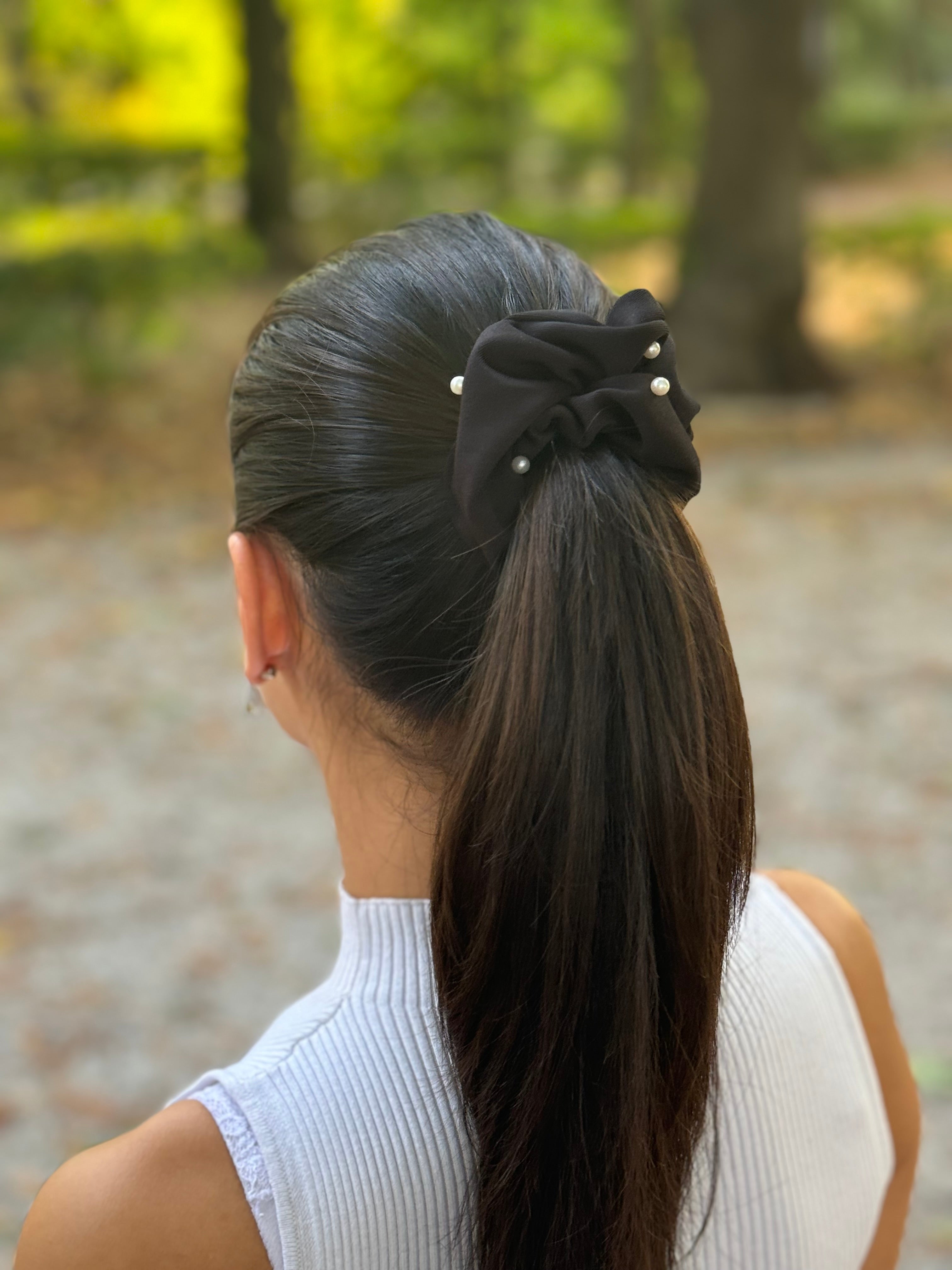 Schwarzes Scrunchie mit Perlen