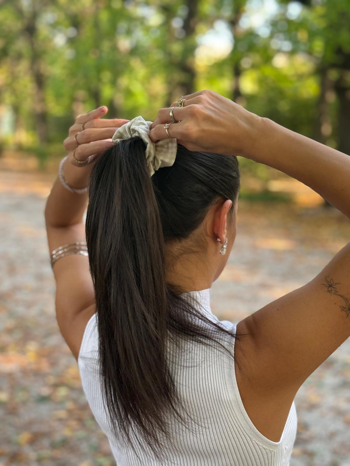 Scrunchie aus Baumwolle – Handgemacht in Naturbeige