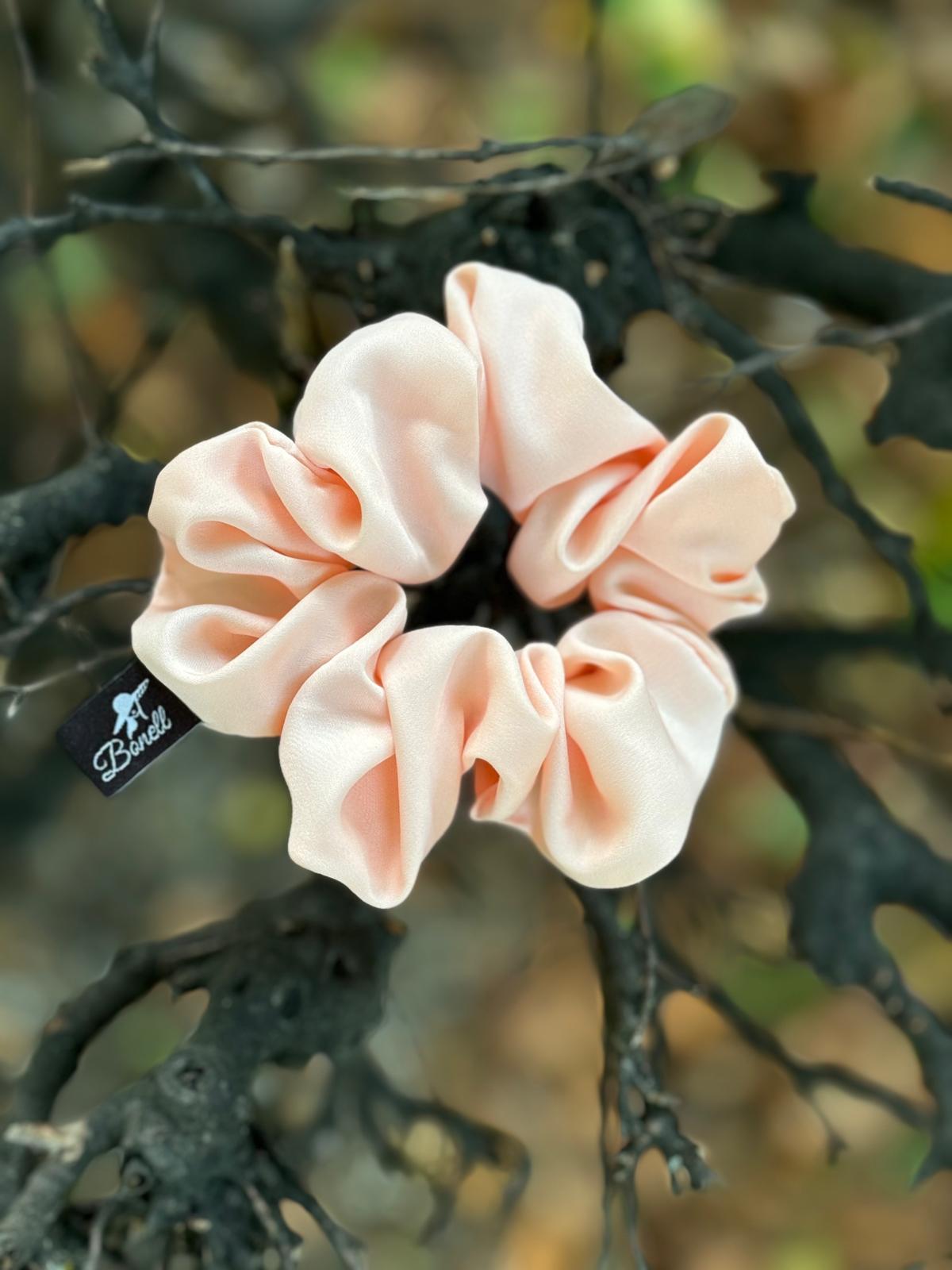 Scrunchie in Satin-Optik – Zartrosa, Handgemacht