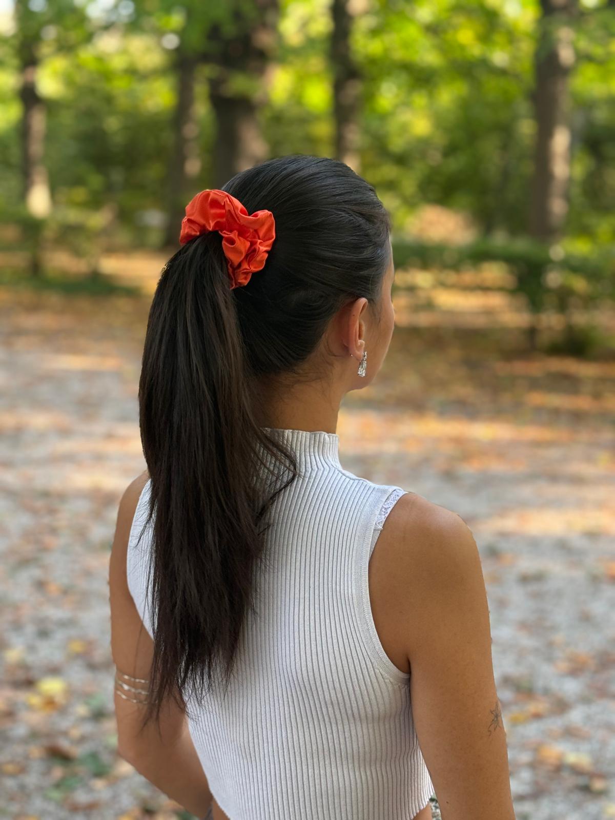 Scrunchie in Satin-Optik – Leuchtendes Orange, Handgemacht