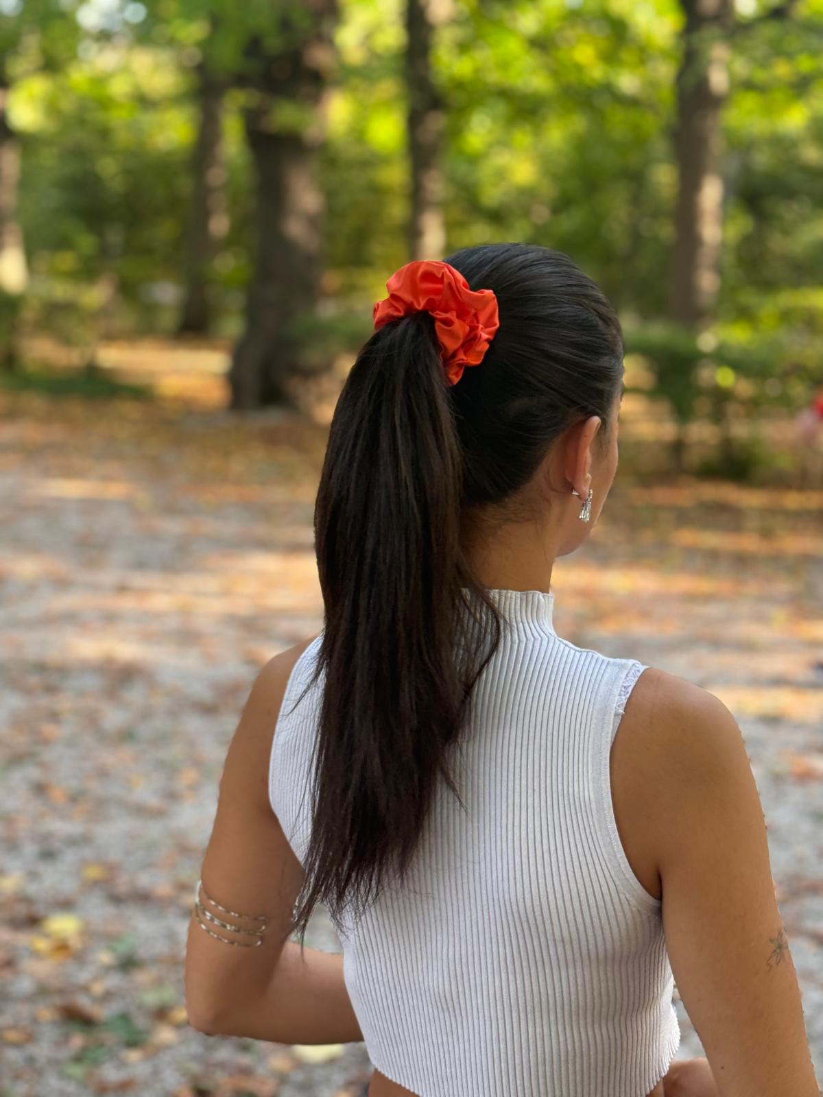 Scrunchie in Satin-Optik – Leuchtendes Orange, Handgemacht