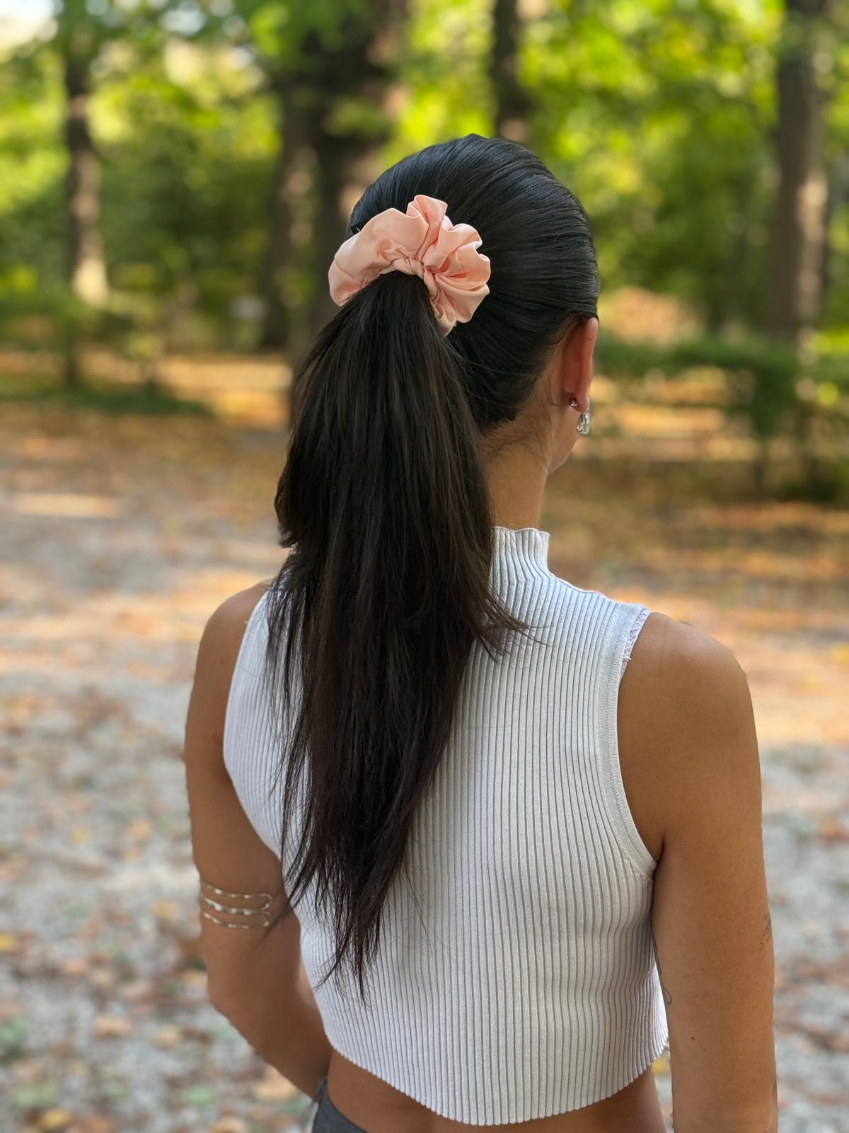 Scrunchie in Satin-Optik – Zartrosa, Handgemacht