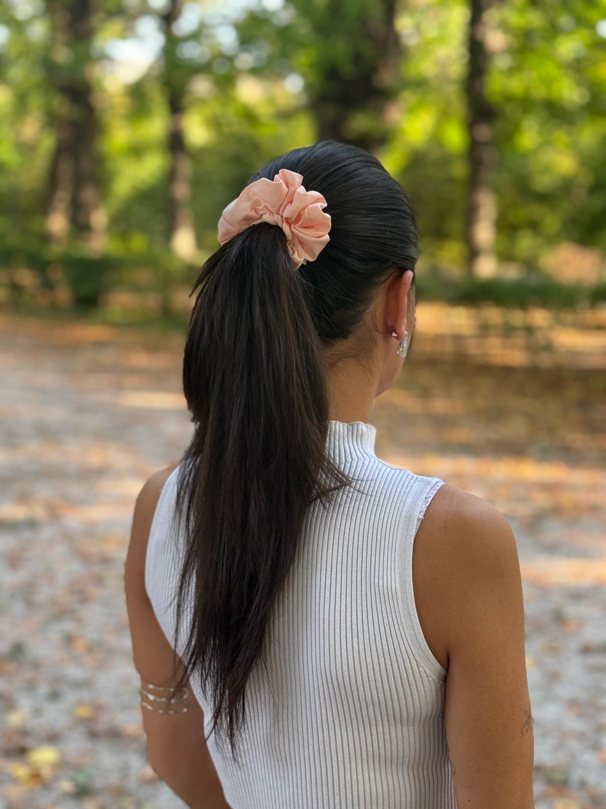 Scrunchie in Satin-Optik – Zartrosa, Handgemacht