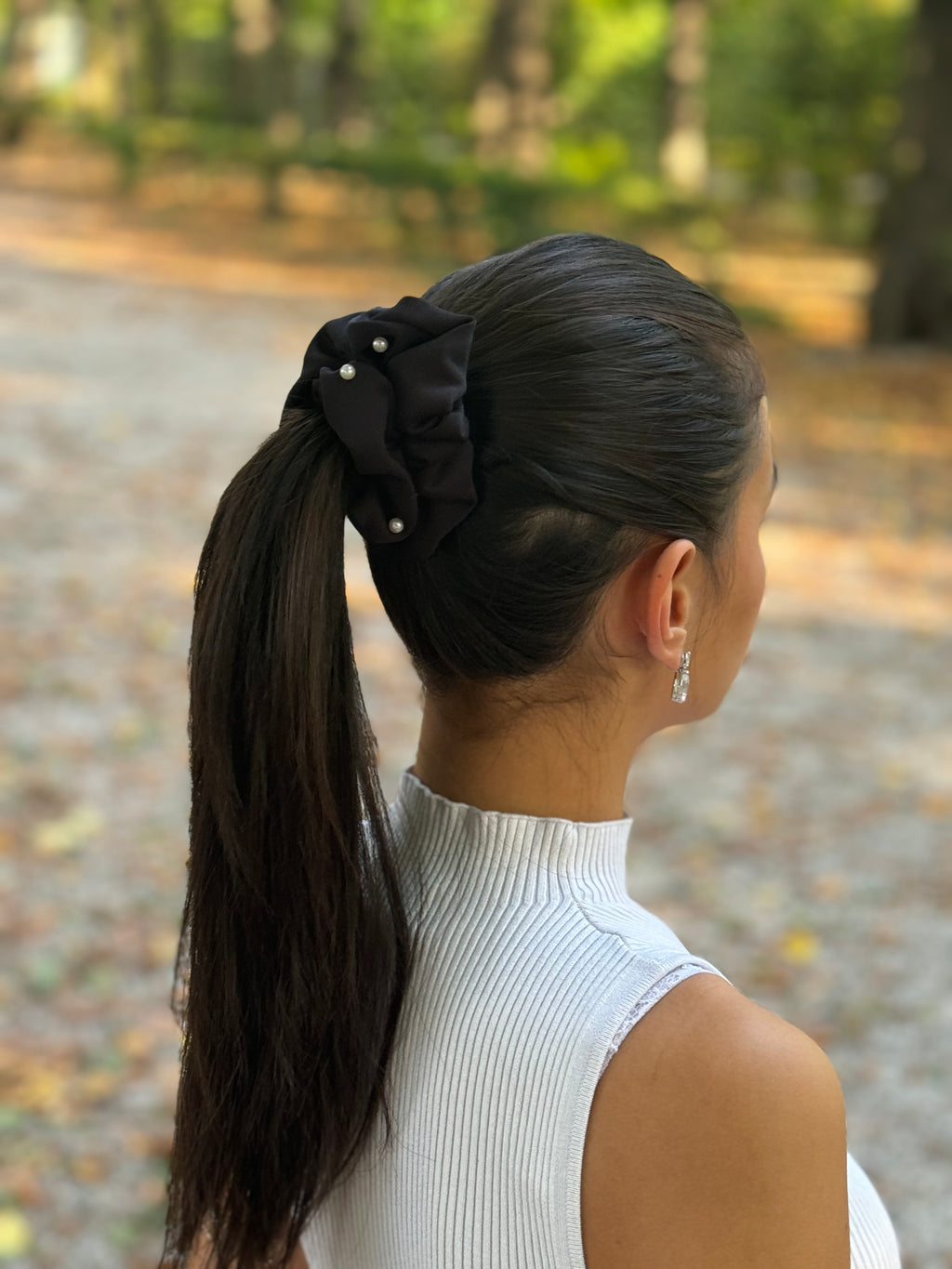 Schwarzes Scrunchie mit Perlen