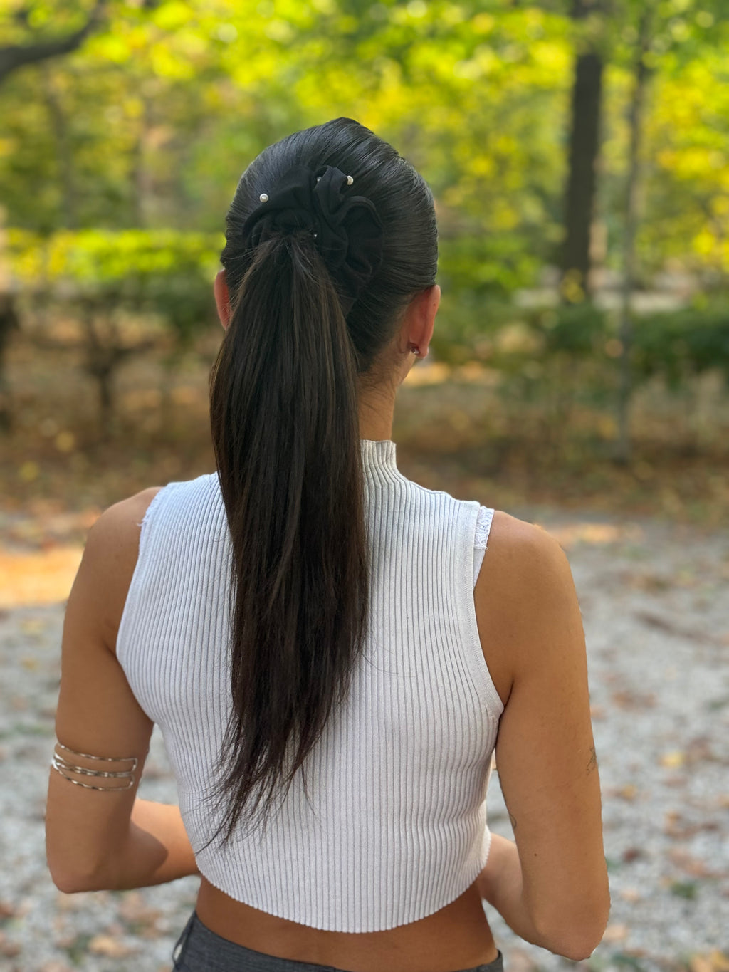 Schwarzes Scrunchie mit Perlen