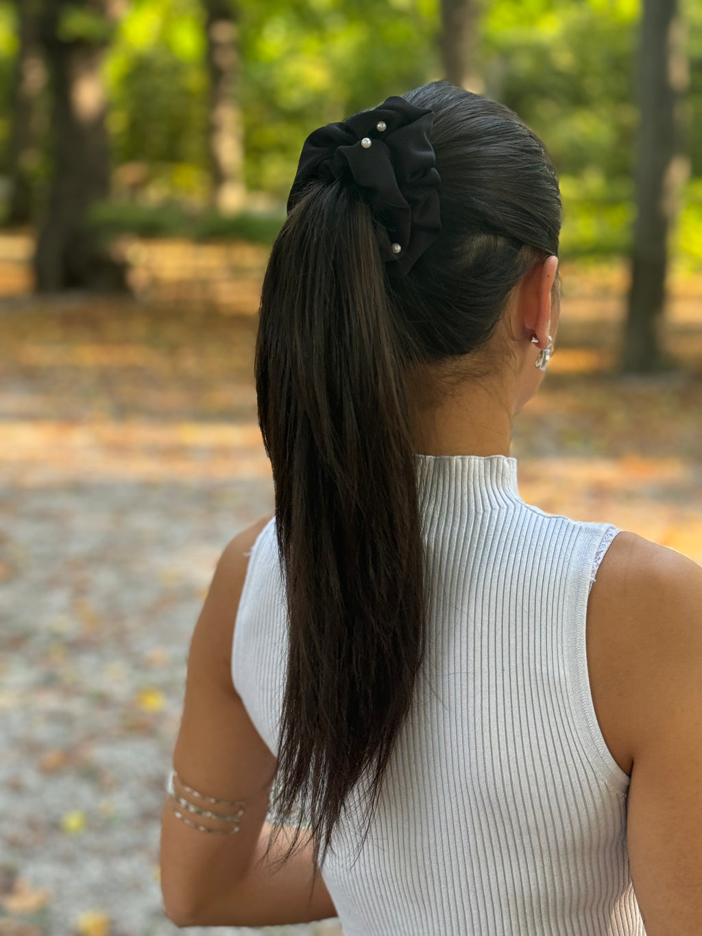 Schwarzes Scrunchie mit Perlen