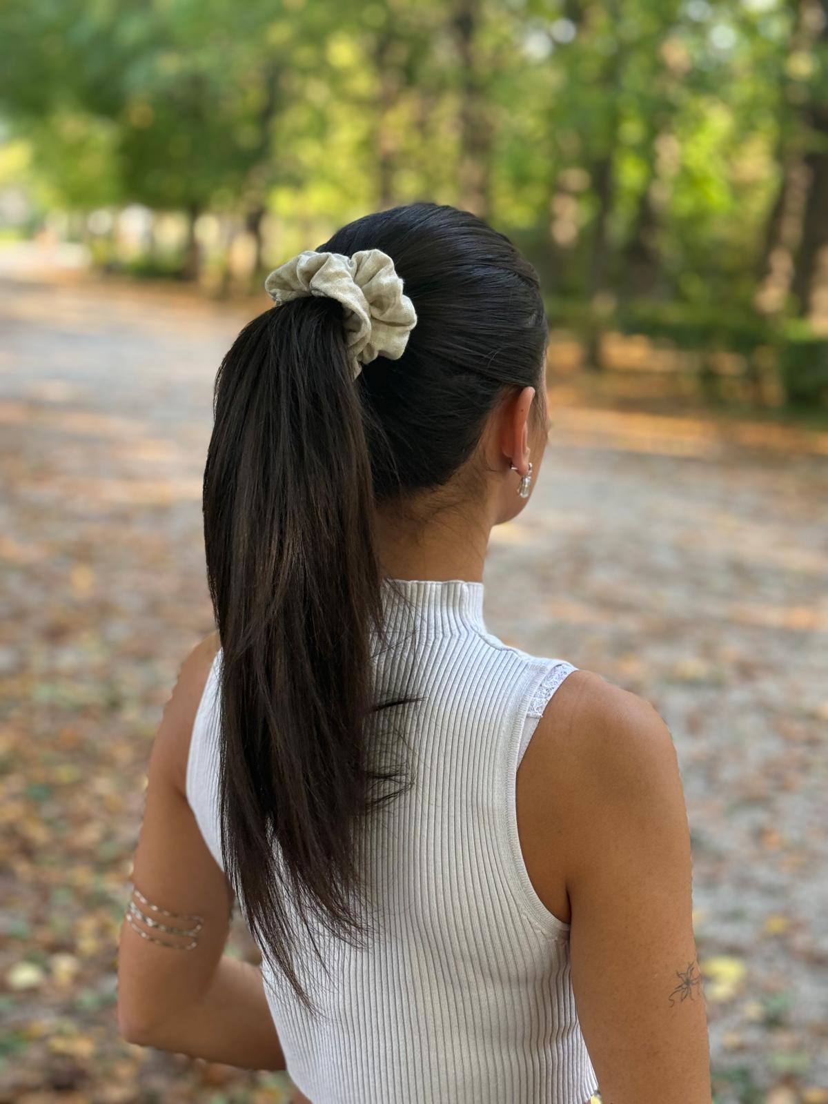 Scrunchie aus Baumwolle – Handgemacht in Naturbeige