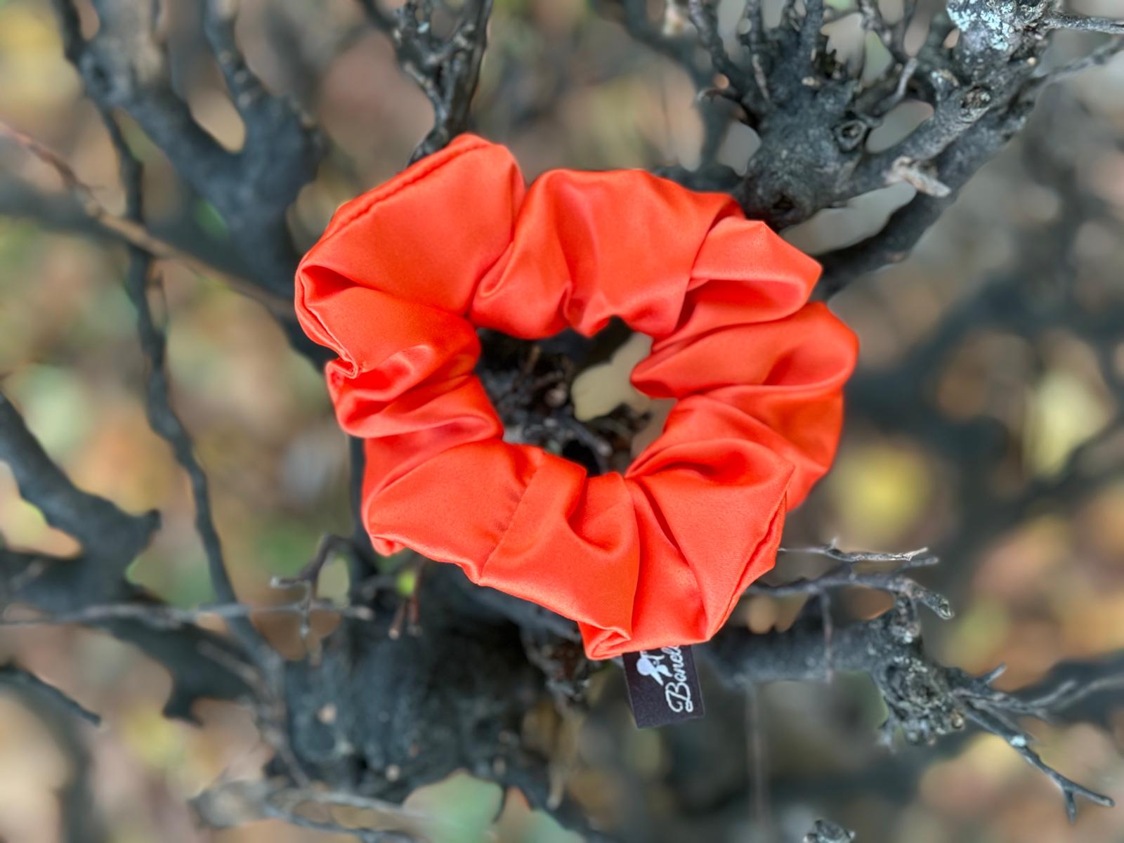 Scrunchie in Satin-Optik – Leuchtendes Orange, Handgemacht