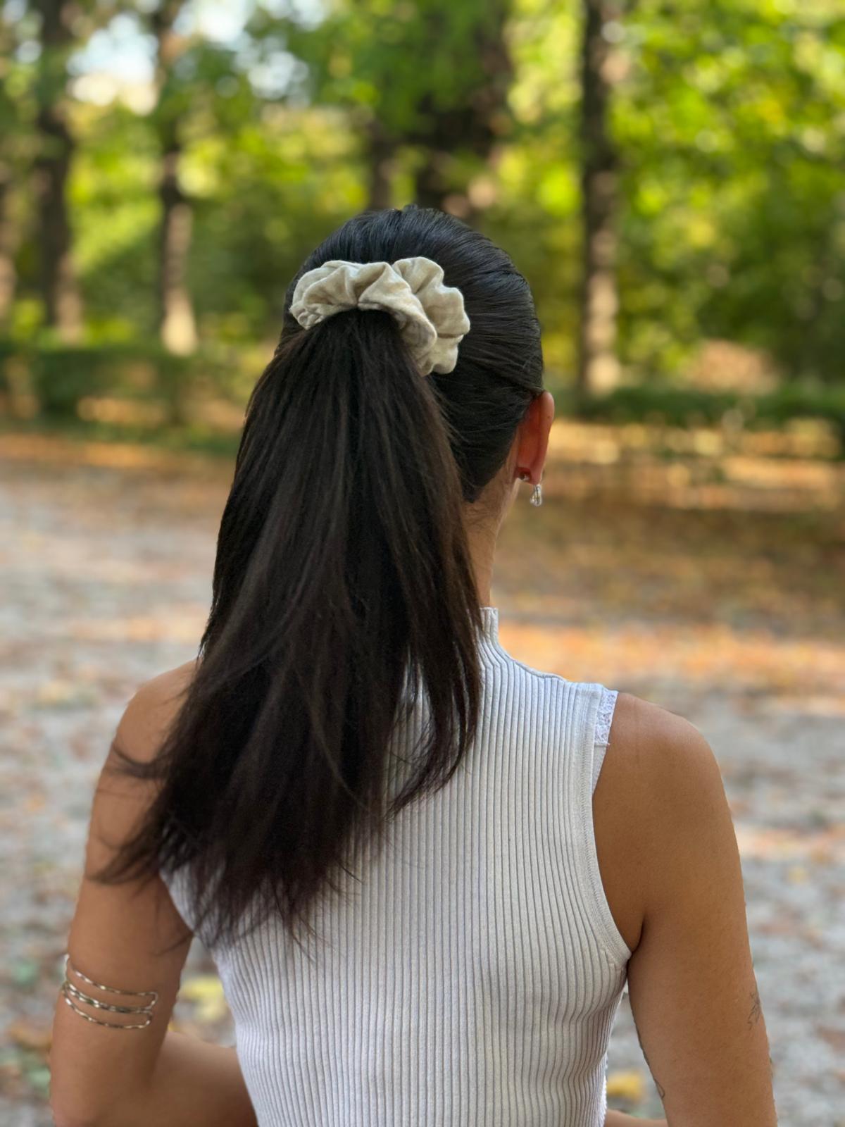 Scrunchie aus Baumwolle – Handgemacht in Naturbeige
